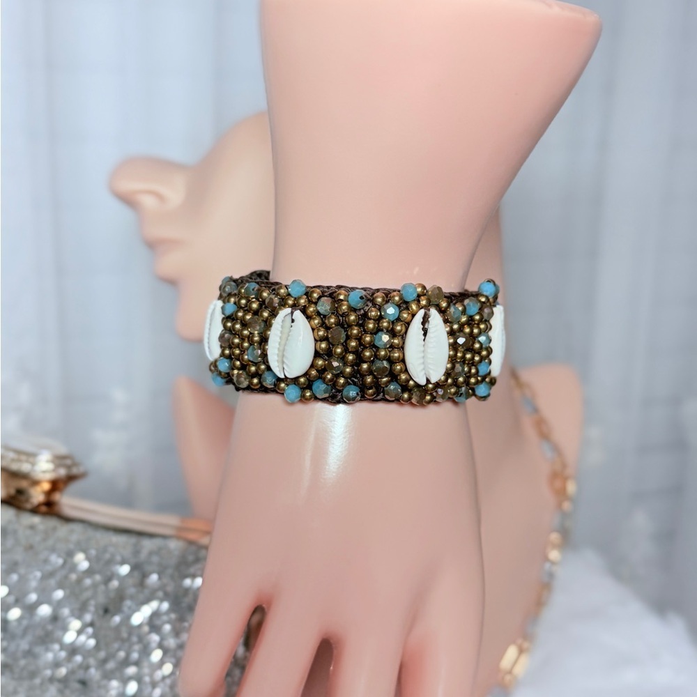 ⚜️ Handcrafted Beaded Shell Bracelet - Picture 14 of 14